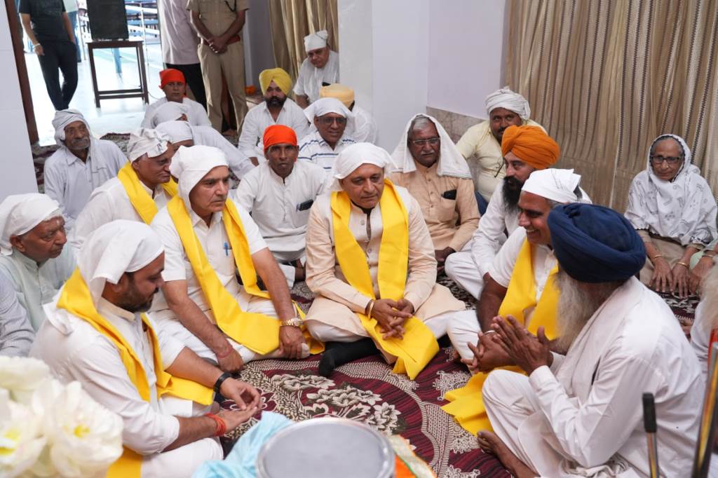 बैसाखी पर्व पर गुरुद्वारा सिंह सभा परिसर में आयोजित कार्यक्रम में पहुंचे मंत्री रणबीर गंगवा प्रदेश की खुशहाली की कामना की